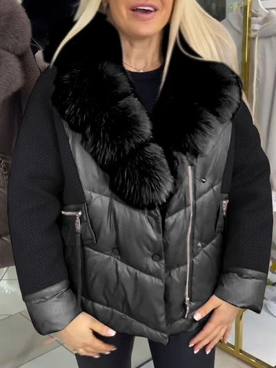 Veste en duvet avec capuche bordée de fourrure et manches tricotées