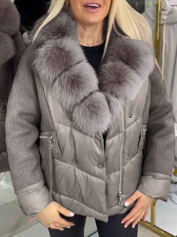 Veste en duvet avec capuche bordée de fourrure et manches tricotées
