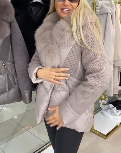 Veste en duvet avec capuche bordée de fourrure et manches tricotées