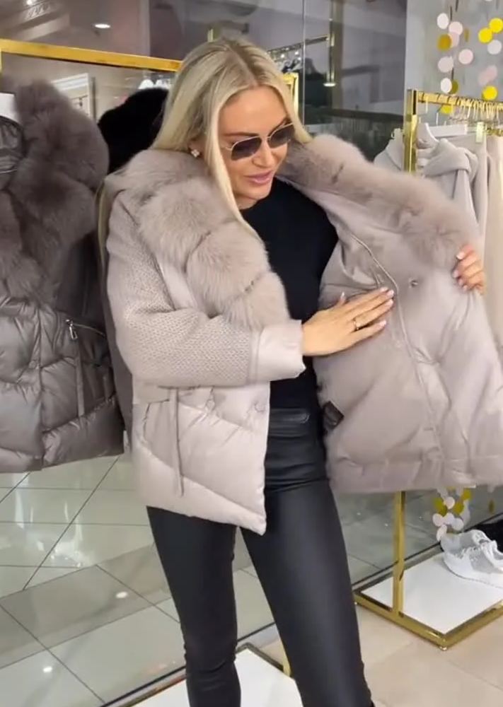 Veste en duvet avec capuche bordée de fourrure et manches tricotées