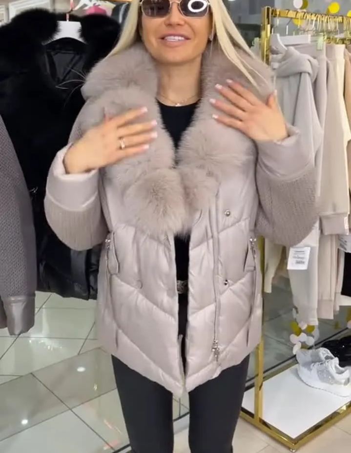 Veste en duvet avec capuche bordée de fourrure et manches tricotées