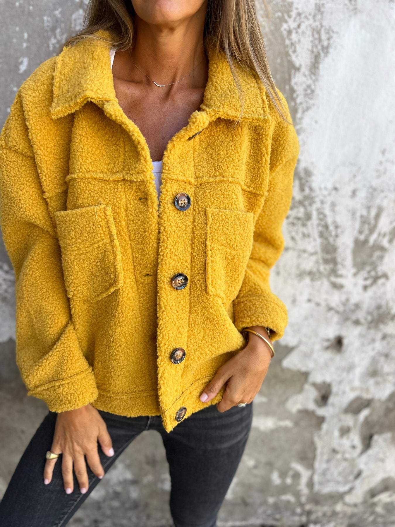 Manteau en laine d'agneau à simple boutonnage et revers