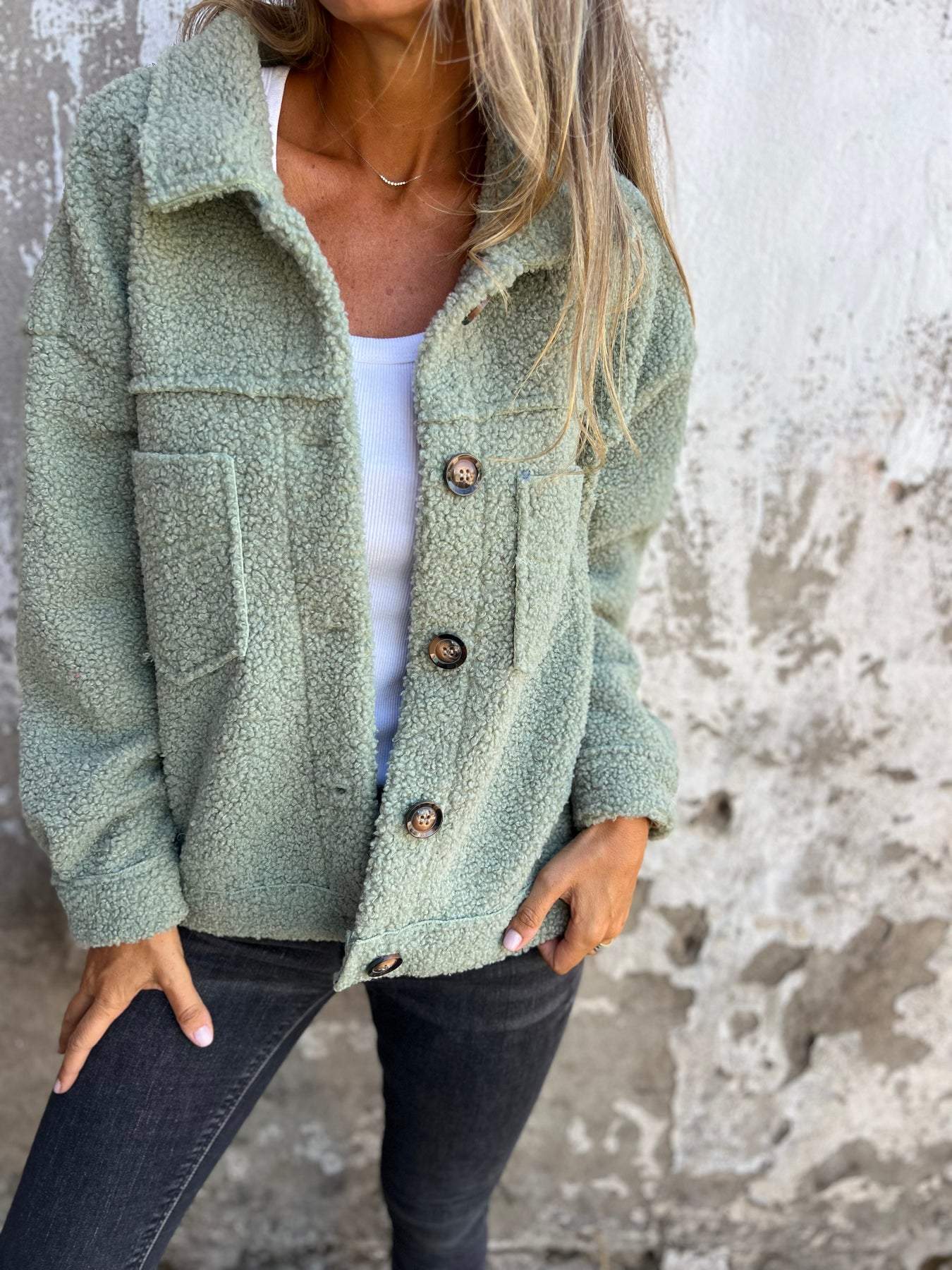 Manteau en laine d'agneau à simple boutonnage et revers