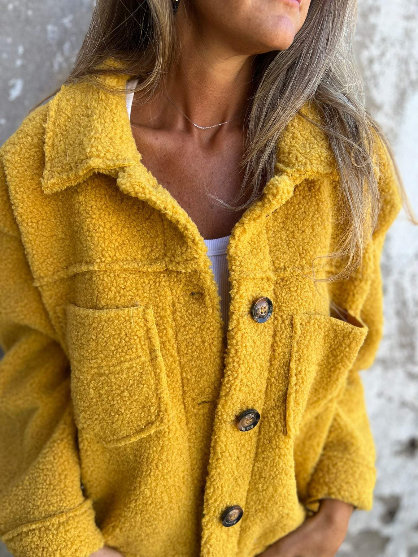 Manteau en laine d'agneau à simple boutonnage et revers