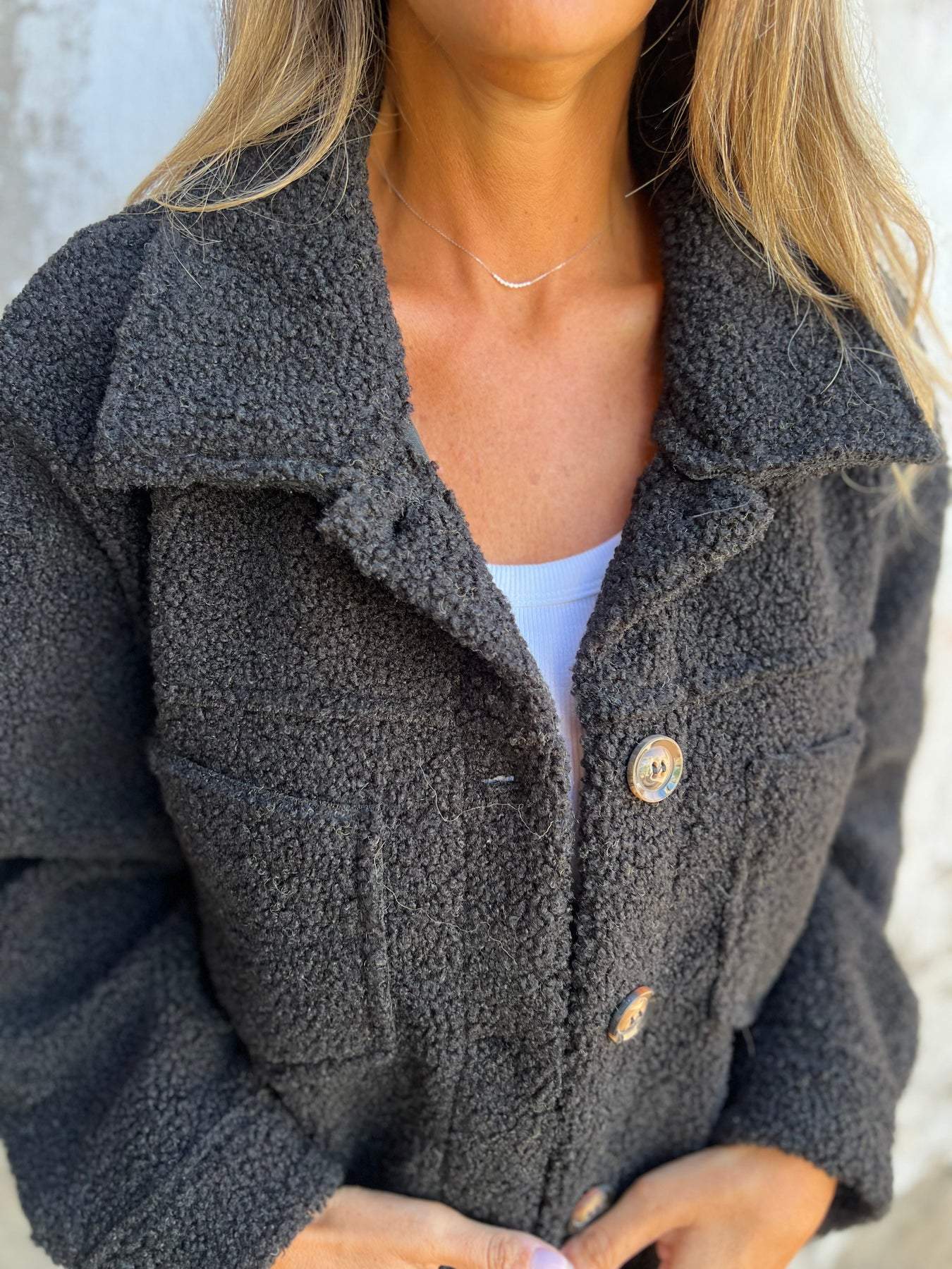 Manteau en laine d'agneau à simple boutonnage et revers