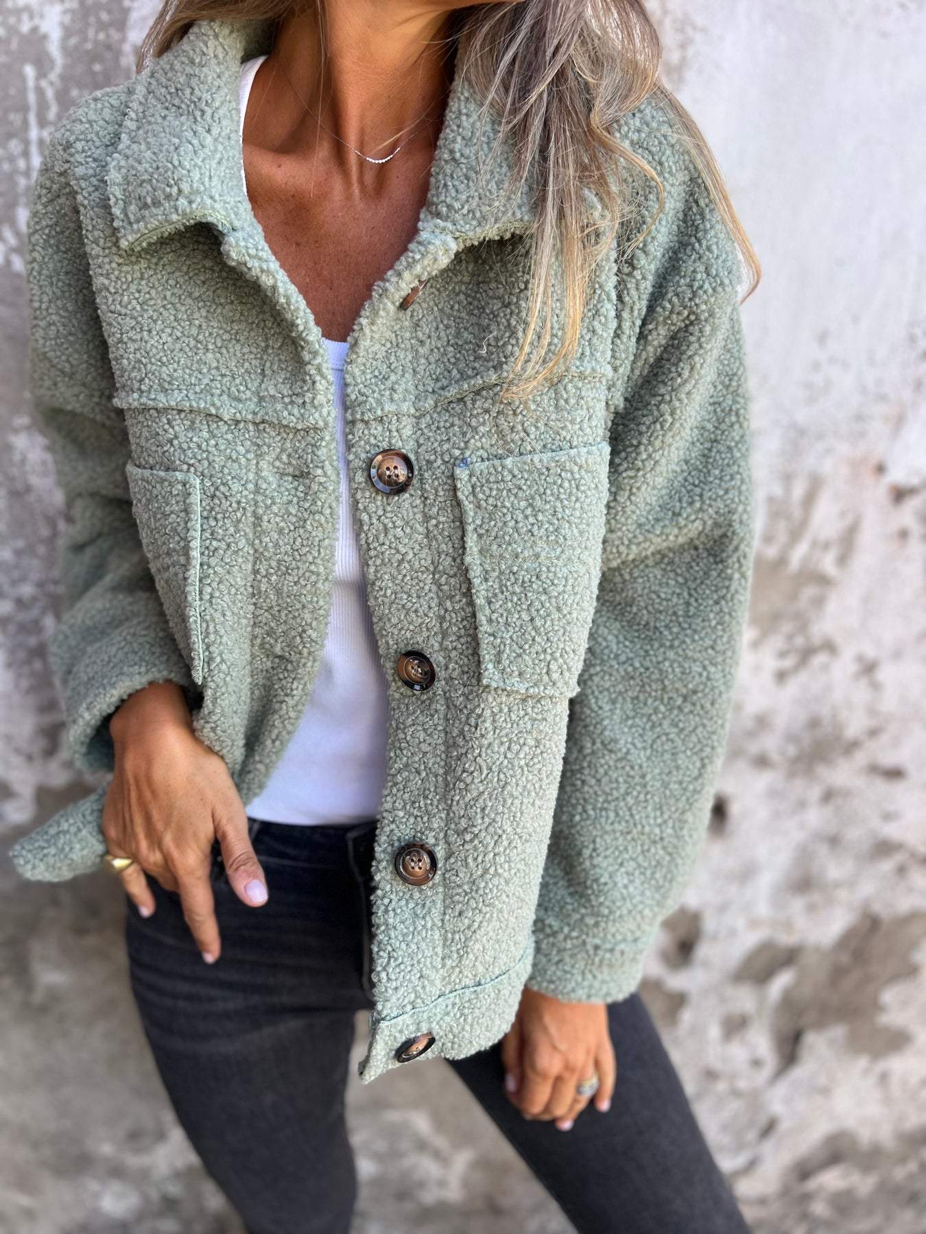 Manteau en laine d'agneau à simple boutonnage et revers